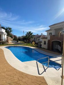 una piscina frente a una casa en Beautiful 3 bedroom penthouse in Casares, en Bahía de Casares