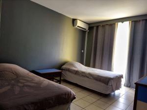 Ein Bett oder Betten in einem Zimmer der Unterkunft L'Hôtel Du Fleuve