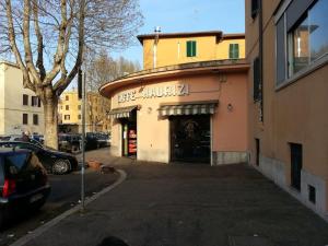 una tienda frente a un edificio con aparcamiento en WI-FI Clima Molfetta 26, en Roma