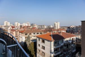 - une vue sur une ville avec de grands bâtiments dans l'établissement Tony's Sunny Rooftop Studio, à Sofia