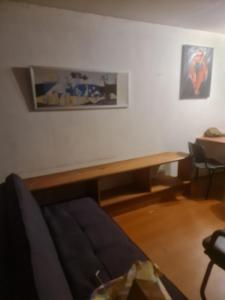 sala de estar con sofá y escritorio en Departamento Vista Cordillera, en Santiago