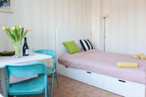 una camera con letto, tavolo e sedie di Tony's Sunny Rooftop Studio a Sofia