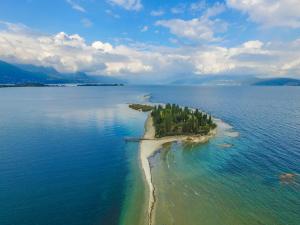 My Desenzano Family Apartment في ديسينسانو ديل غاردا: جزيرة في وسط تجمع كبير للمياه