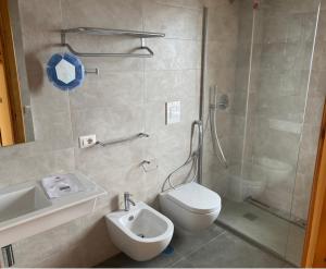 y baño con ducha, aseo y lavamanos. en Villaggio Turistico La Fenosa en Marina di Camerota