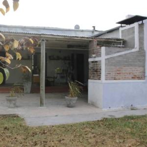 un edificio de ladrillo con macetas de plantas delante de él en Uruguay Casa de Época Campestre, en Mercedes
