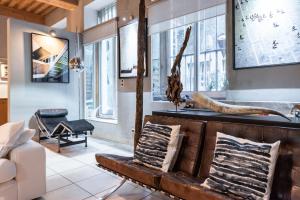 salon z kanapą i stołem w obiekcie LE SOYEUX - T3 calme avec terrasse à la Croix Rousse w mieście Lyon