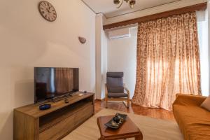 TV a/nebo společenská místnost v ubytování Studio Mélange in Loutraki DT