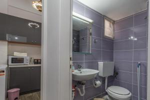 Koupelna v ubytování Studio Mélange in Loutraki DT