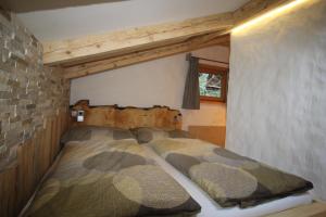 En eller flere senger på et rom på Pointhäusl