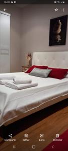 Een bed of bedden in een kamer bij Villa Alba cerca de Sitges