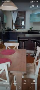een kamer met een tafel en stoelen en een keuken bij Villa Alba cerca de Sitges in Canyelles