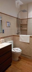 een badkamer met een toilet en een wastafel bij Villa Alba cerca de Sitges in Canyelles