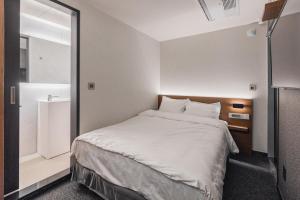Postel nebo postele na pokoji v ubytování Pillowsopher Hongdae