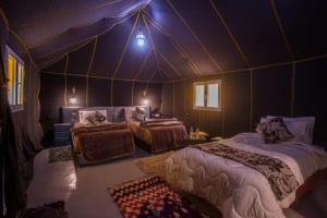 Postel nebo postele na pokoji v ubytování Royal Morocco Camp