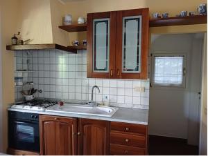 Kuchyň nebo kuchyňský kout v ubytování Villetta con giardino a due passi dal mare