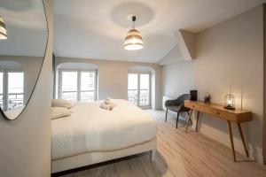 un dormitorio con una cama con un animal de peluche en Appart de standing - Centre-ville, en Chalon-sur-Saône