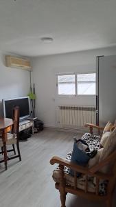 a living room with a couch and a table at Habitación individual en Pozuelo de Alarcón in Pozuelo de Alarcón