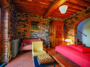 Un dormitorio con 2 camas y una silla. en Casolare oltre il Cielo with Swimming Pool en Porcari