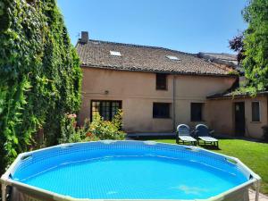 a swimming pool in the yard of a house at El Molino in Nieva