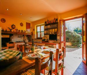 cocina con mesa de madera y comedor en Casolare oltre il Cielo with Swimming Pool en Porcari