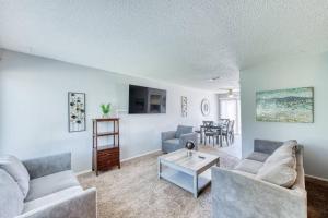 a living room with two couches and a table at Lovely 2 bedroom condo in quiet location in Fresno