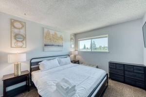 Un dormitorio con una cama grande y una ventana en Lovely 2 bedroom condo in quiet location en Fresno