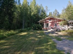 Κήπος έξω από το Rauhallinen huone - oma sauna & terassi, Porvoo