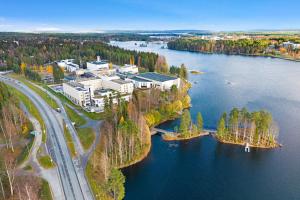 Una vista aérea de un edificio en una isla en el agua. en Hotel Kajanus, en Kajaani