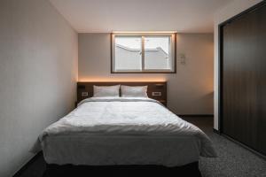 Postel nebo postele na pokoji v ubytování Pillowsopher Hongdae