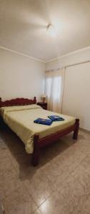 1 dormitorio con 1 cama en una habitación en Departamentos San Martin 2175 en Salta