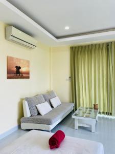 Ein Sitzbereich in der Unterkunft Khanom Garden Suite