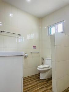 Ein Badezimmer in der Unterkunft Khanom Garden Suite
