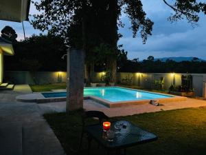 Der Swimmingpool an oder in der Nähe von Khanom Garden Suite