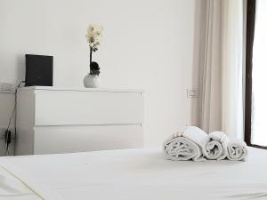 een witte woonkamer met witte meubels en bloemen bij Da Sofia apartment-parking in Cagliari