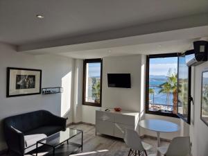 uma sala de estar com um sofá e uma mesa em Sanaritz em Sanary-sur-Mer