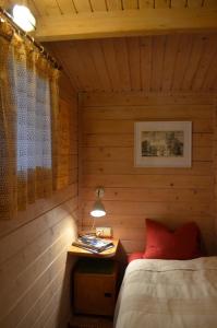 een slaapkamer met 2 bedden en een bureau met een lamp bij The Fool & The Princess Wooden House 1 in Valencia