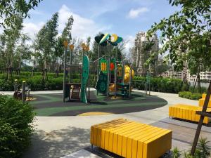 een speeltuin in een park met gele banken bij Tropicana Avenue B32-09, Petaling Jaya in Petaling Jaya
