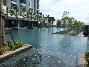 una gran piscina de agua frente a un edificio en Tropicana Avenue B32-09, Petaling Jaya, en Petaling Jaya