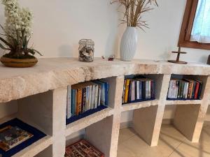 una mesa de piedra con libros en ella con libros en Villa Sanchez in Strandnähe mit Pool, Jacuzzi, Klima, WiFi, Gas BBQ en Santanyi
