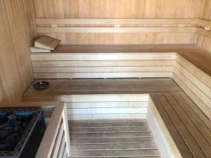 sauna z drewnianą podłogą i drewnianymi schodami w obiekcie Secured Lux 1 + 1 apartment - Gym, Sauna & Parking ( EMP 142 ) w mieście Esenyurt