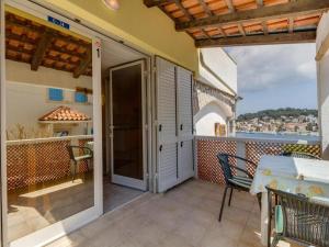 patio con mesa y sillas en el balcón en Apartments Čikat Mali Lošinj en Mali Lošinj