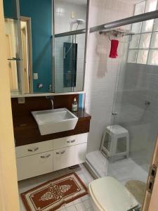 y baño con lavabo, ducha y aseo. en Luxo apartamento In Copacabana, en Río de Janeiro
