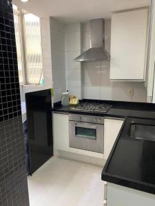 cocina con fogones y encimera en Luxo apartamento In Copacabana, en Río de Janeiro