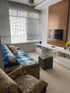 ein Wohnzimmer mit 2 Betten und einem TV in der Unterkunft Luxo apartamento In Copacabana in Rio de Janeiro