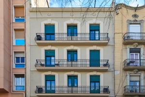 un immeuble d'appartements avec des portes et des balcons bleus dans l'établissement BBarcelona Clot Apartments, à Barcelone