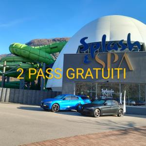 zwei Autos, die vor einem Wasserpark geparkt sind in der Unterkunft BnB Rivera-Monteceneri in Rivera