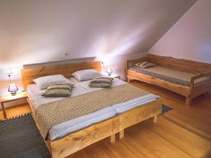 1 Schlafzimmer mit 2 Holzbetten und 2 Lampen in der Unterkunft Eco tourist farm Mikl in Prevalje