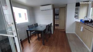 Cuina o zona de cuina de Mobil-home avec vue mer