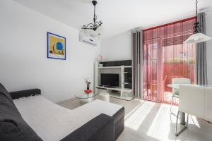 TV a/nebo společenská místnost v ubytování MIRJANA house with apartments