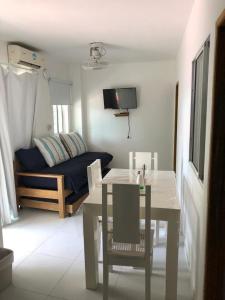 sala de estar con mesa y sofá en Cabaña Coveñitas 5, en Coveñas